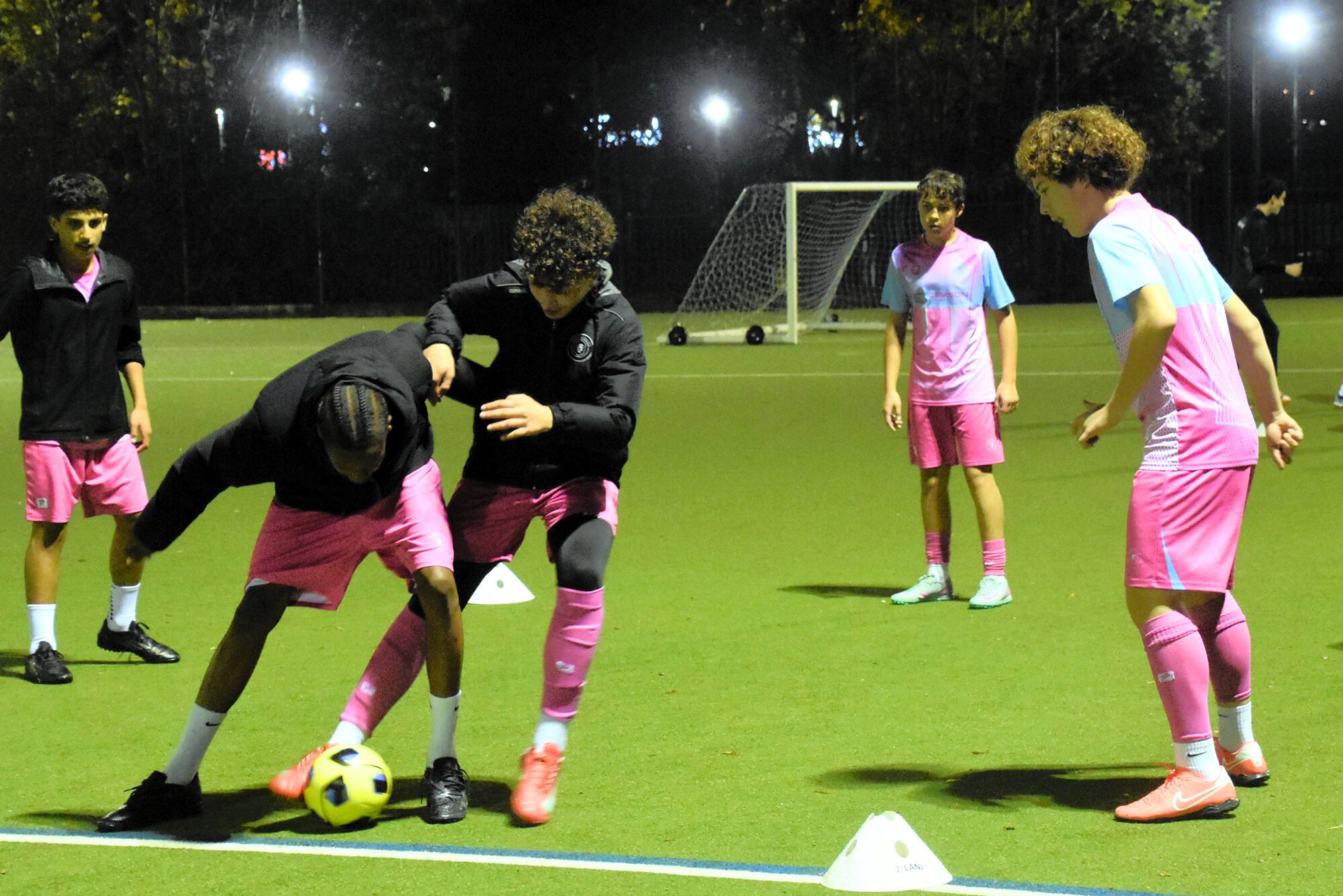 練習するパンセーラFCの選手たち=2025年10月31日、ロンドン、藤野隆晃撮影