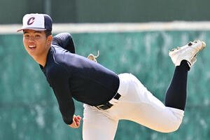 リラックスした表情で調整する智弁学園･杉本(撮影･滝沢徹郎)