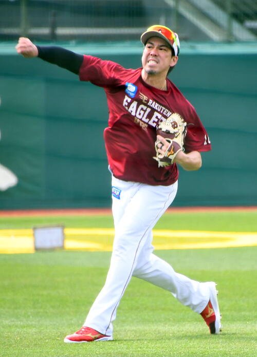 キャッチボールする楽天前田健