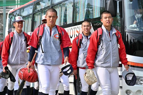 練習のため球場入りする智弁学園･杉本(手前右)と角谷(同左)(撮影･滝沢徹郎)