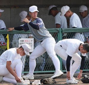 ノースロー調整する大阪桐蔭の吉岡(中央)(撮影･上山淳一)