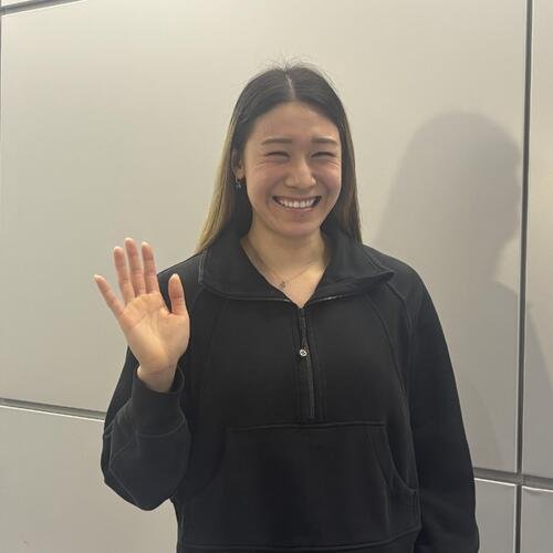 帰国し、笑顔で写真に収まる石川(撮影･勝部晃多)