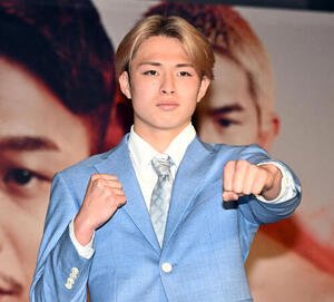 プロ転向と大橋ジム所属発表会見後の写真撮影でポーズをとる片岡叶(撮影･千葉一成)