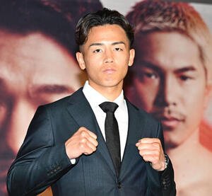 東京ドーム興業のアンダーガード出場選手記者会見で写真撮影に応じる武居(撮影･千葉一成)