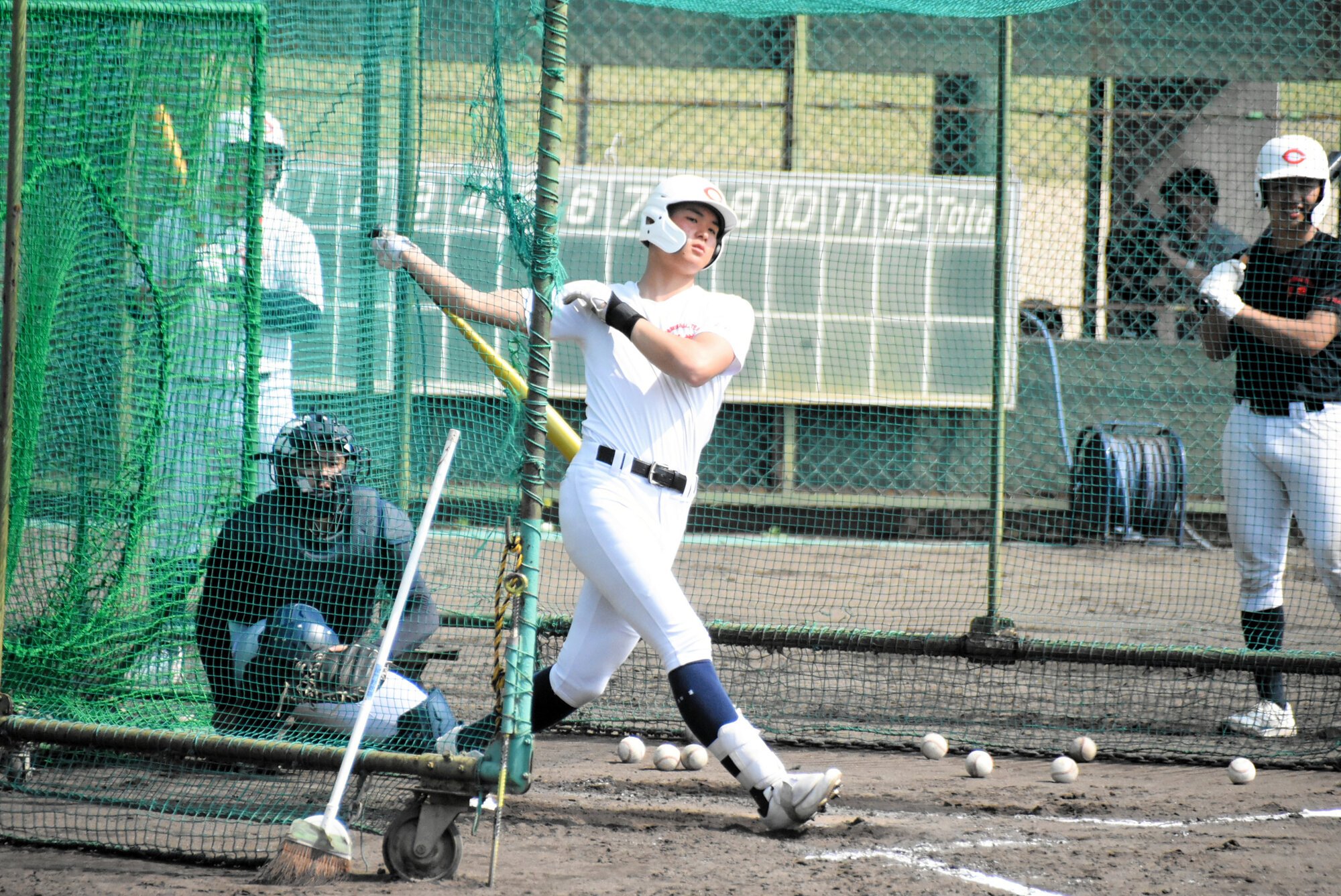 決勝の前日練習で、フリー打撃をする智弁学園の中軸･太田蓮(中央)ら=2026年3月30日、兵庫県西宮市内、土井良典撮影