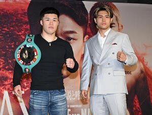 東京ドーム興業のアンダーガード出場選手記者会見後、写真撮影に応じる田中(左)と佐々木(撮影･千葉一成)