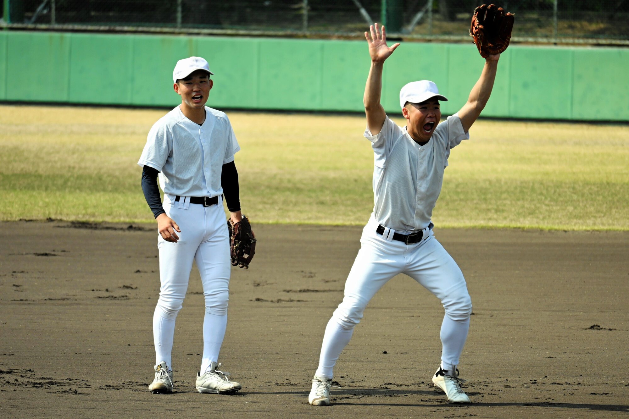 決勝に向けた練習で、元気よく声を出す大阪桐蔭の黒川虎雅主将(右)=2026年3月30日午前10時14分、兵庫県西宮市の鳴尾浜臨海野球場、渋谷正章撮影