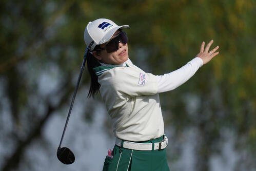 最終ラウンド、14番でショットを放つ勝みなみ(AP)