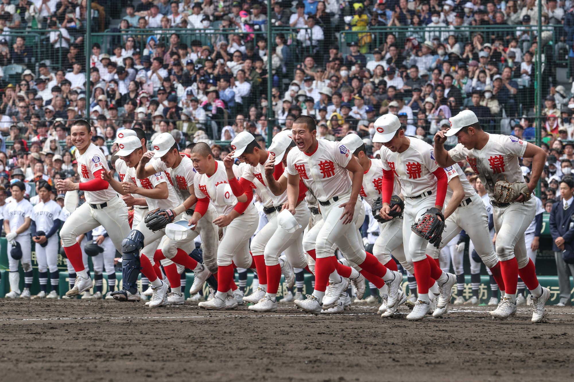 中京大中京―智弁学園　決勝進出を決め、スタンドへの応援団のもとへ駆け出す智弁学園の選手たち=伊藤進之介撮影