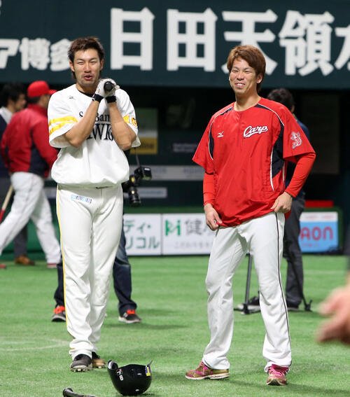 2015年3月、試合前に話をするソフトバンク柳田(左)と広島前田健