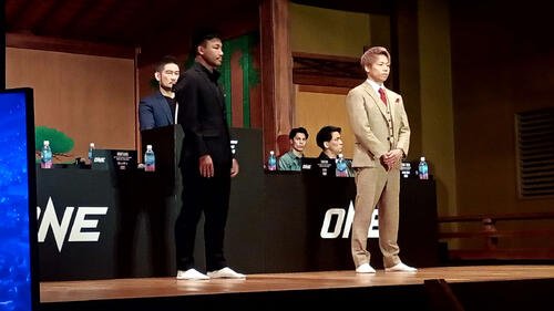 会見に出席したロッタン(左)と武尊