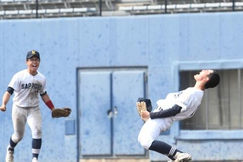決勝進出を決めた瞬間、札幌北の宮崎(右)はのけぞって雄叫びを上げた(撮影･久我悟)