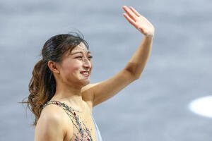 エキシビションで手を振る坂本花織(撮影･PNP)