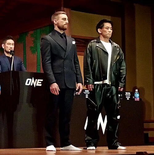 対戦するジョナサン･ハガティー(左)と与座優貴