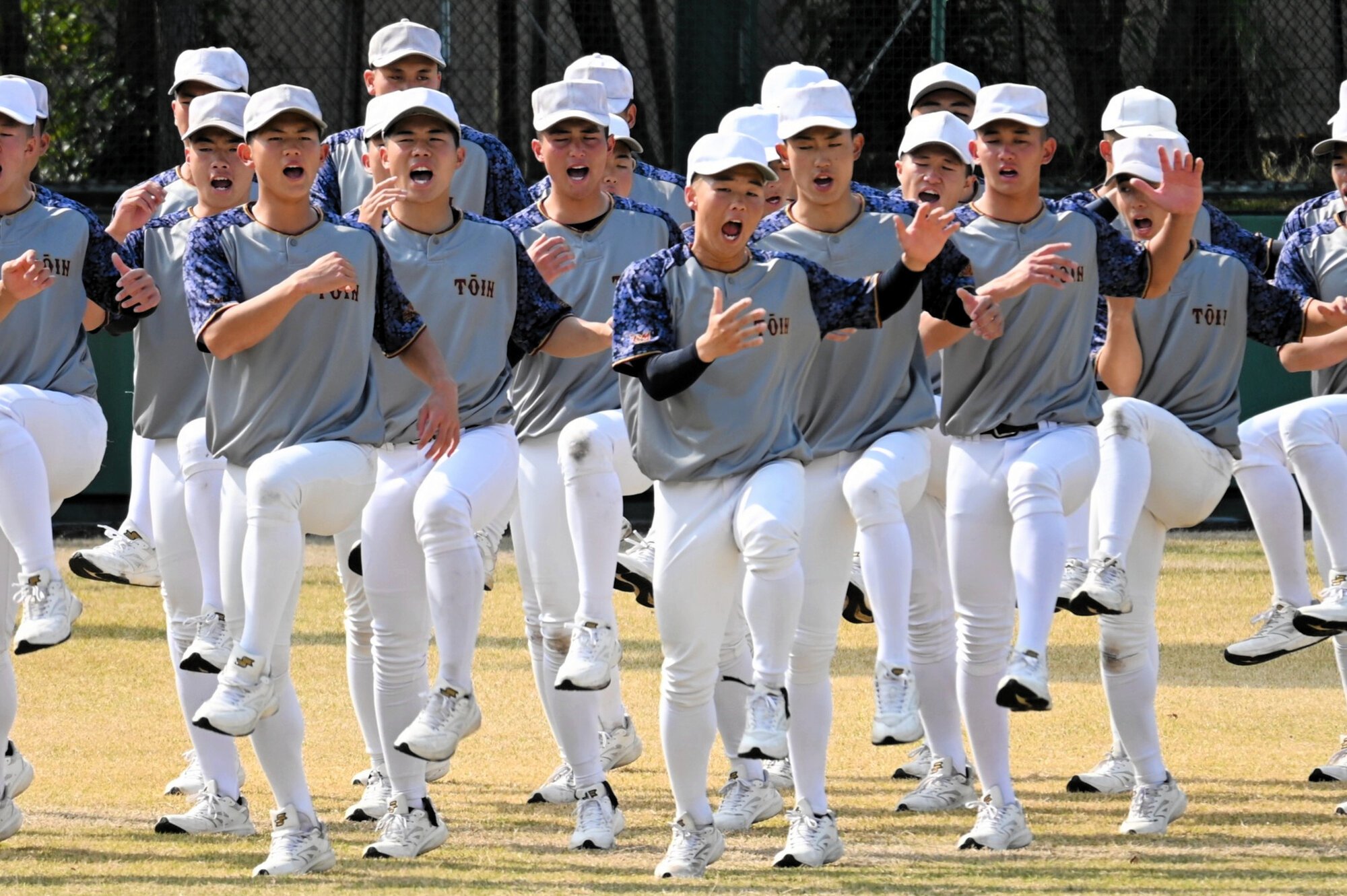 智弁学園との決勝に備え、声を上げながら体を動かす大阪桐蔭の選手たち=2026年3月30日午前9時38分、兵庫県西宮市の鳴尾浜臨海野球場、渋谷正章撮影