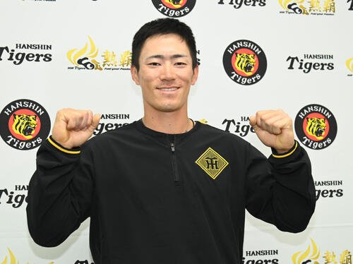 支配下登録されガッツポーズをする阪神福島(撮影･石井愛子)