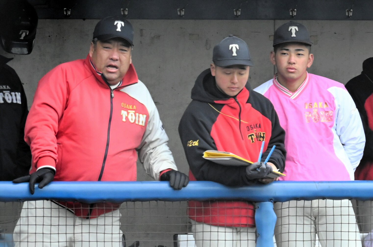 3月8日の関西学院(兵庫)との練習試合で、戦況を見つめる大阪桐蔭の西谷浩一監督(左)=2026年3月8日午前11時22分、兵庫県西宮市の関西学院大野球場、渋谷正章撮影