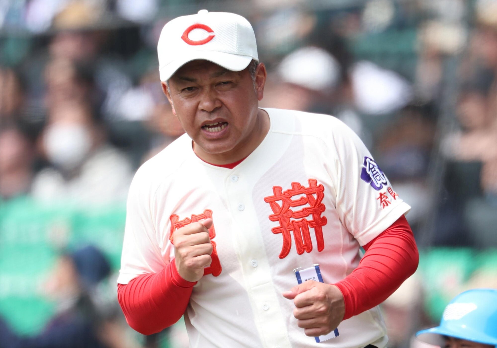 中京大中京―智弁学園　六回裏、指示を出す智弁学園の小坂将商監督=伊藤進之介撮影