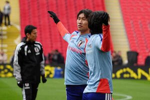 イングランド代表戦の前日練習を行う鎌田(中央)(撮影･パオロ　ヌッチ)