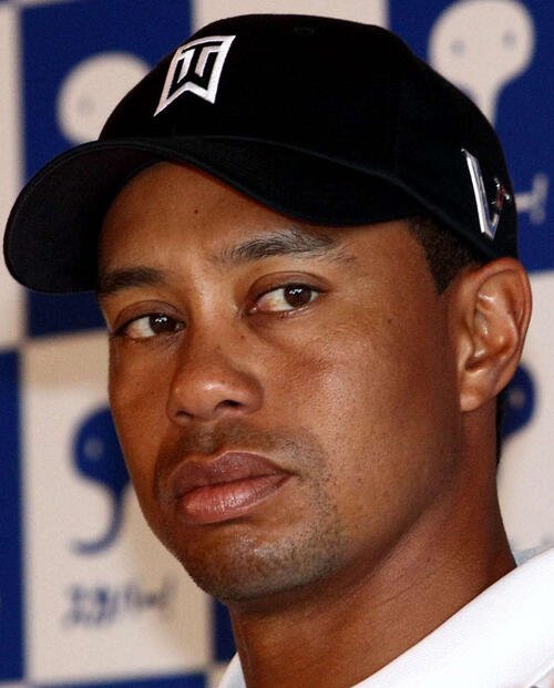 テレビマッチ会見　記者会見でインタビューに答える石川遼(右)を見つめるタイガー･ウッズ＝2010年11月1日