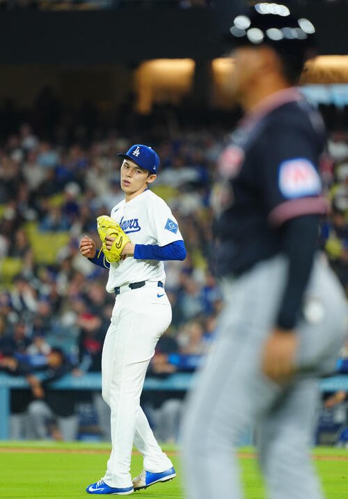 ドジャース対ガーディアンズ　3回表の登板を終えほっとした表情のドジャース先発の佐々木(撮影･垰建太)