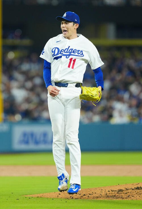 ドジャース対ガーディアンズ　2回表ガーディアンズの攻撃を無失点で抑え雄たけびをあげるドジャース先発の佐々木(撮影･垰建太)