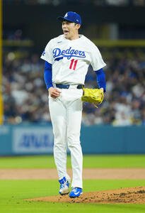 ドジャース対ガーディアンズ　2回表ガーディアンズの攻撃を無失点で抑え雄たけびをあげるドジャース先発の佐々木(撮影･垰建太)