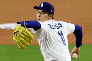 ガーディアンズ戦の二回表、力投するドジャース先発の佐々木朗希=金居達朗撮影