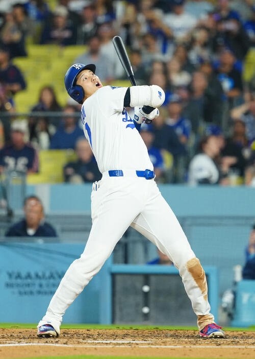 ドジャース対ガーディアンズ　3回裏ドジャース無死一、二塁、頭部付近への投球をすれすれで避ける大谷(撮影･垰建太)