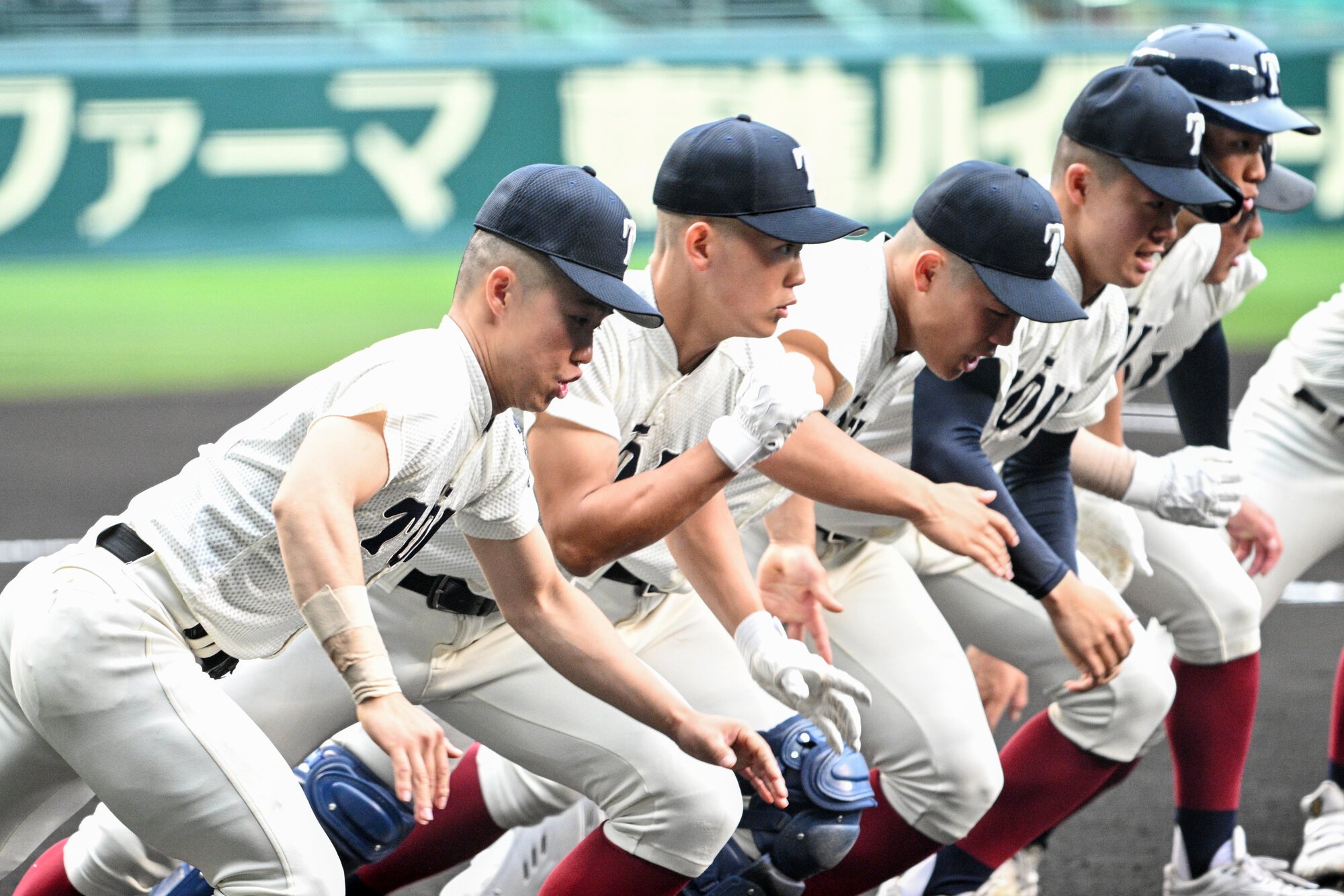 大阪桐蔭―智弁学園　試合前の整列に駆け出す大阪桐蔭の黒川虎雅選手(左)=滝沢美穂子撮影