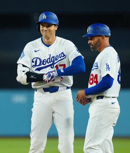 ドジャース対ガーディアンズ　1回裏ドジャース無死、左前へのポテンヒットで出塁し笑みを浮かべる大谷(左)(撮影･垰建太)
