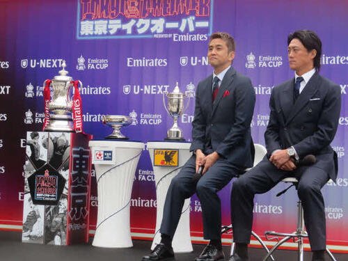 元日本代表の李忠成さん(右端)と稲本潤一さんはFAカップ(左)、天皇杯(中央)、FAシルバーカップ(右)と並んで登壇