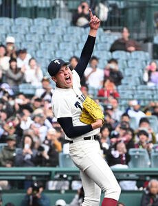 大阪桐蔭対智弁学園　優勝を決め喜ぶ大阪桐蔭･川本晴大(左)(撮影･石井愛子)