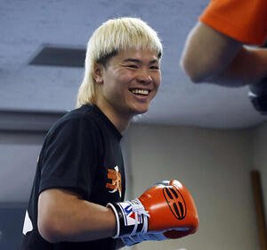 練習を公開した那須川はミット打ちを行い、笑顔を見せる(撮影･山本朝陽)