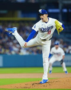 ドジャース対ガーディアンズ　力投するドジャース先発の佐々木(撮影･垰建太)