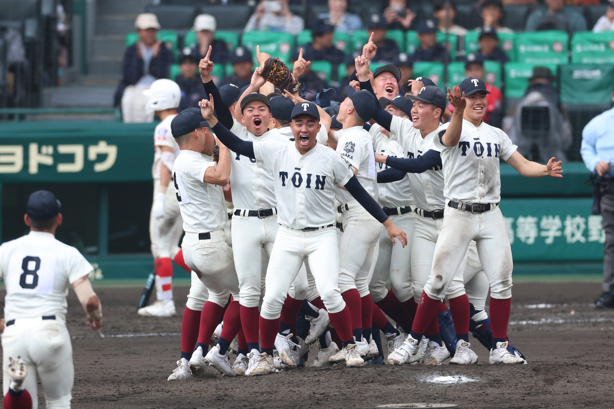 大阪桐蔭―智弁学園　九回裏、優勝し喜ぶ大阪桐蔭の選手たち＝内海日和撮影
