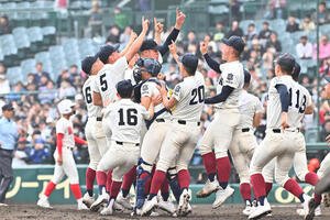 大阪桐蔭対智弁学園　優勝を決め喜ぶ大阪桐蔭の選手たち(撮影･滝沢徹郎)