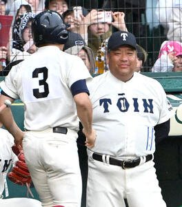 大阪桐蔭対智弁学園　2回表大阪桐蔭1死二塁、中村勇斗の適時打で生還した岡安凌玖(左)を迎える西谷浩一監督(撮影･石井愛子)