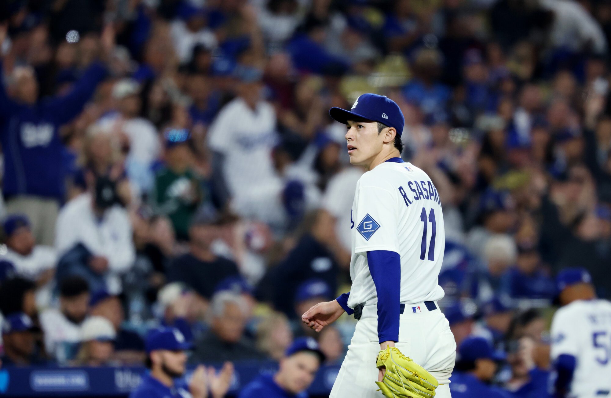 ガーディアンズ戦の四回表を無失点に抑え、ベンチに戻るドジャースの佐々木朗希=金居達朗撮影
