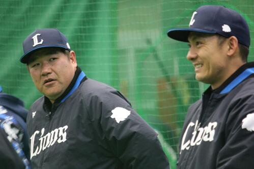 西武中村剛也(左)と栗山巧(25年2月撮影)