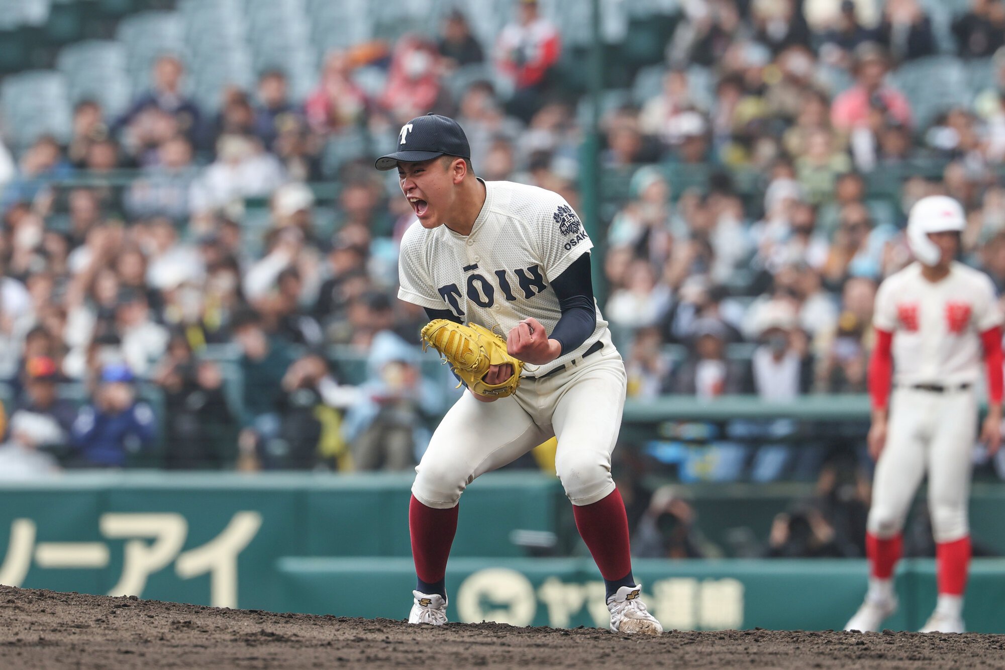 大阪桐蔭―智弁学園　九回裏智弁学園2死一塁、八木を三振に打ち取り、優勝を決めた大阪桐蔭の先発川本=大山貴世撮影