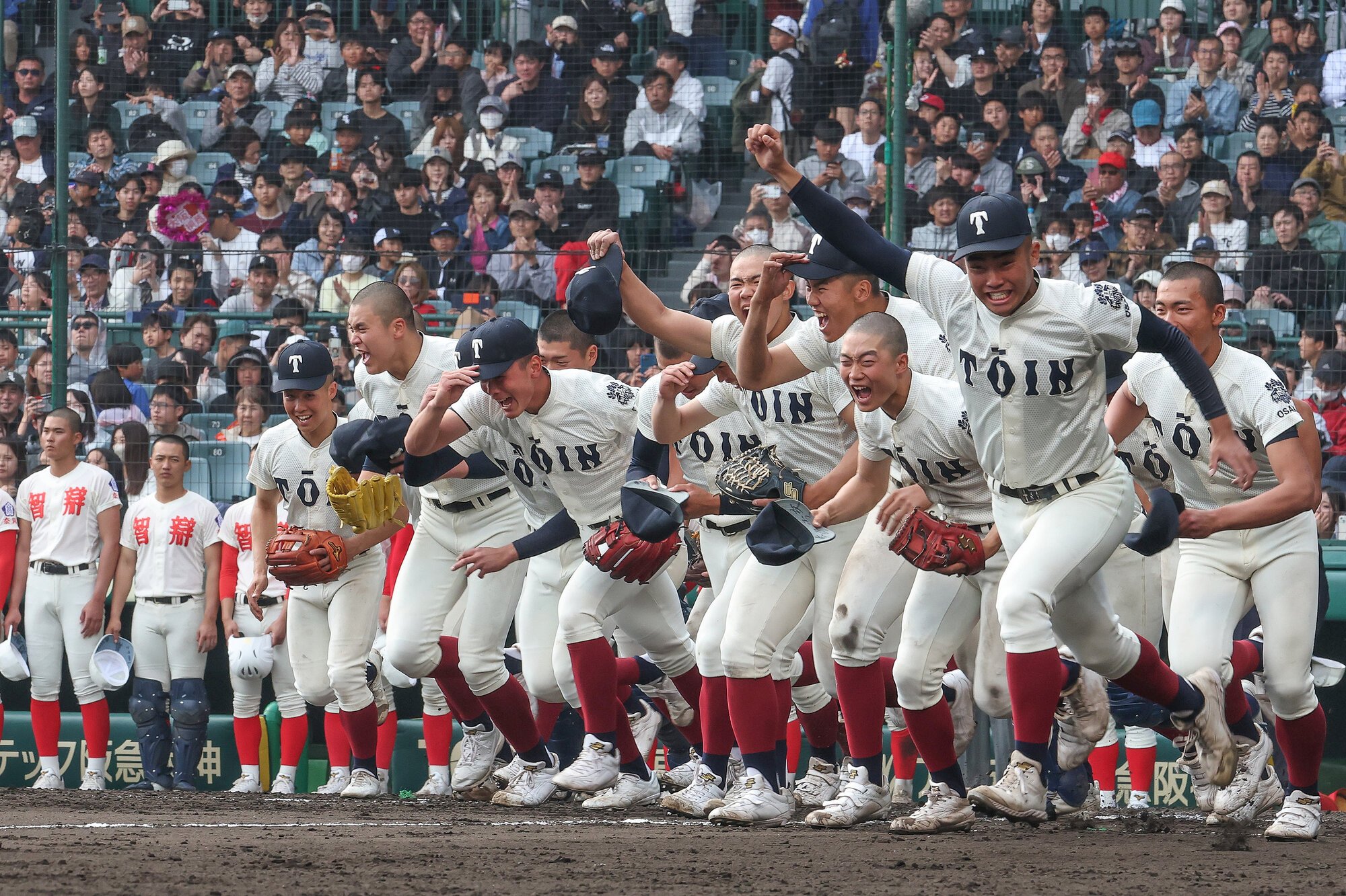 大阪桐蔭―智弁学園　優勝し、応援団の待つスタンドへ駆け出す大阪桐蔭の選手たち=2026年3月31日、阪神甲子園球場、大山貴世撮影