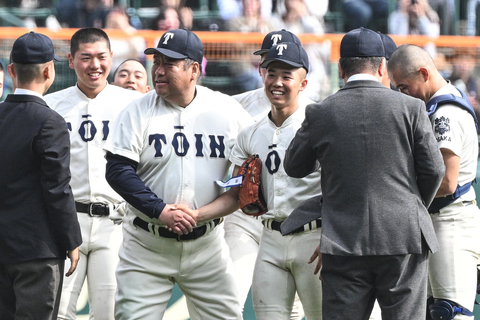 大阪桐蔭―智弁学園　スタンドにあいさつを終え、握手を交わす大阪桐蔭の西谷監督(中央左)と黒川主将(同右)=滝沢美穂子撮影