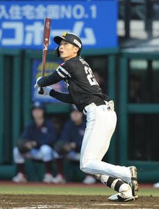 楽天対ソフトバンク　4回表ソフトバンク1死満塁、周東は左犠飛を放つ(撮影･足立雅史)