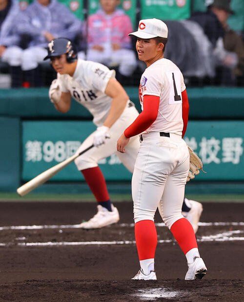 大阪桐蔭対智弁学園　2回表大阪桐蔭1死二塁、智弁学園･杉本は大阪桐蔭･中村勇斗に先制適時打を浴びる(撮影･上田博志)