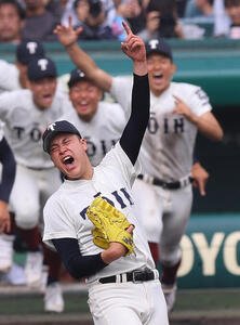 大阪桐蔭対智弁学園　完投で優勝を決めた大阪桐蔭･川本は雄たけびを上げて喜ぶ(撮影･上田博志)