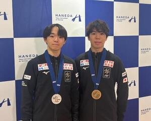 世界選手権から帰国し、写真に収まる鍵山(左)と佐藤(撮影･勝部晃多)