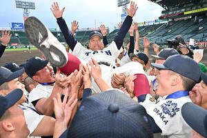 大阪桐蔭対智弁学園　優勝を決め胴上げされる大阪桐蔭･西谷監督(撮影･滝沢徹郎)