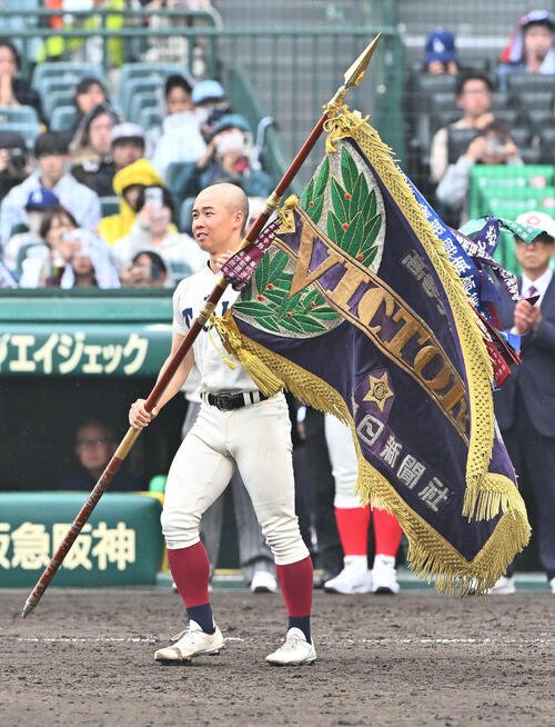 大阪桐蔭対智弁学園　表彰式で優勝旗を受け取る大阪桐蔭･黒川(撮影･滝沢徹郎)