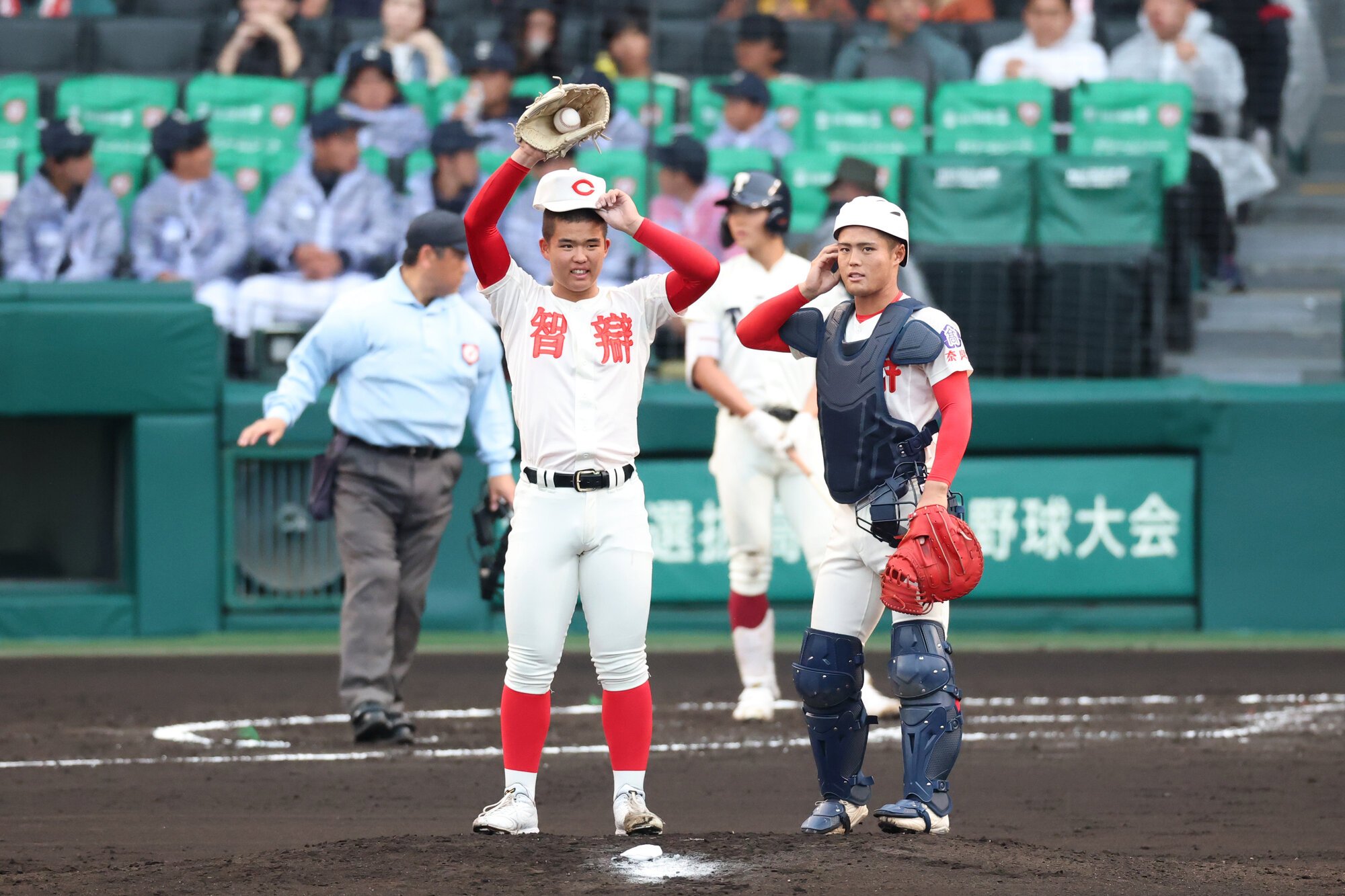 大阪桐蔭―智弁学園　三回表、マウンド上で言葉を交わす智弁学園投手の杉本と捕手角谷=内海日和撮影